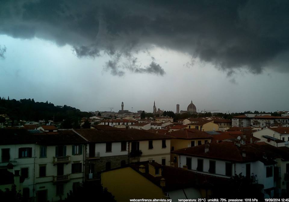 Violento temporale a Firenze, video impressionante della grandine in città