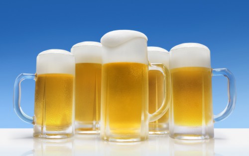Bere birra fa bene al cuore e alle ossa