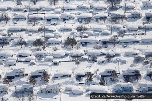 Bufera a Buffalo: non smette più di nevicare, la città va per i 3 metri di accumulo