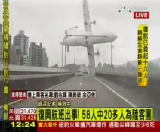 Incidente aereo a Taiwan: sfiora un ponte e precipita, video terribile