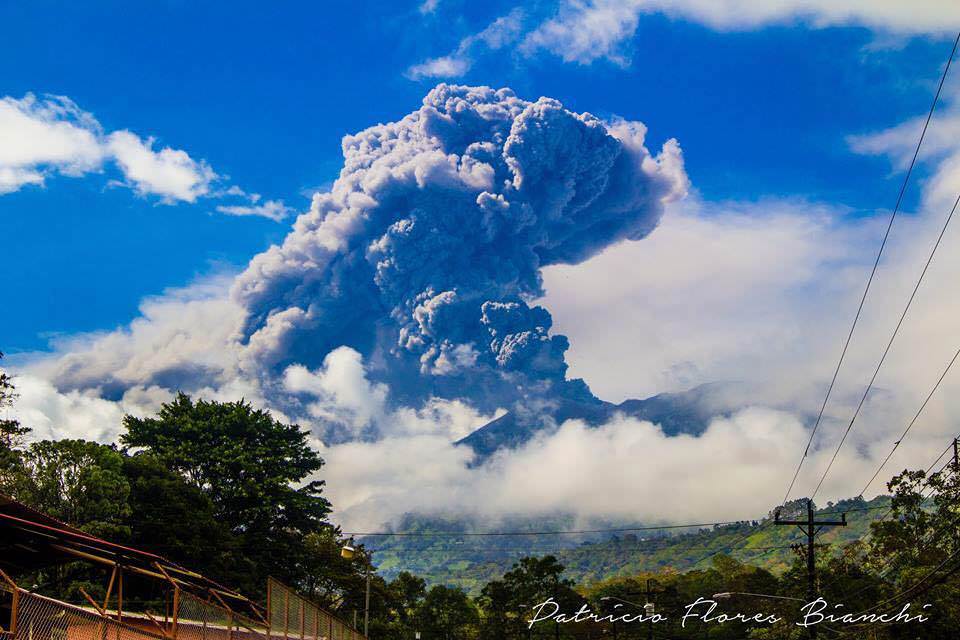 Imponente eruzione del vulcano Turrialba, Costa Rica, la più forte dal 1996