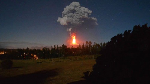 Eruzione vulcano Villarica, Cile: imponente esplosione costringe migliaia di persone all’evacuazione
