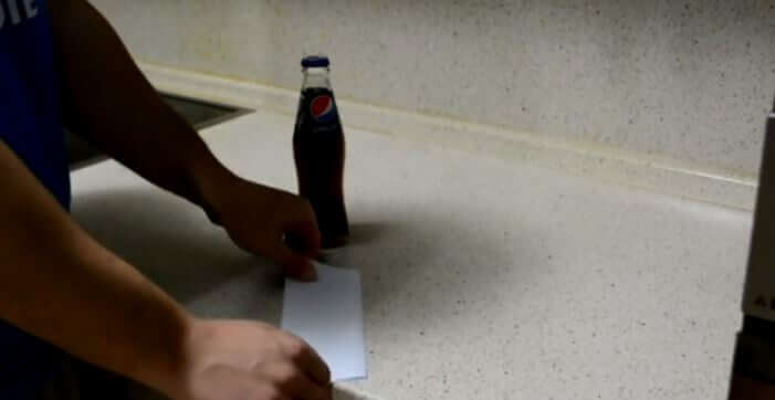 Ecco come aprire una birra con un foglio di carta