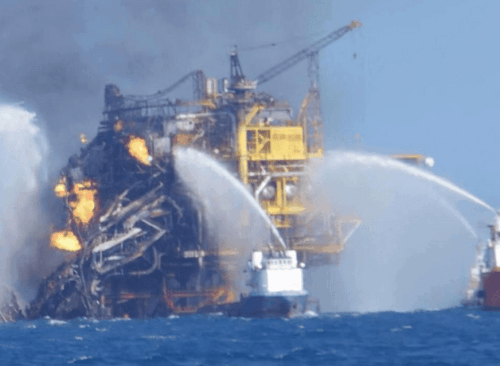 Incendio in una piattaforma petrolifera in Messico: possibile catastrofe ambientale