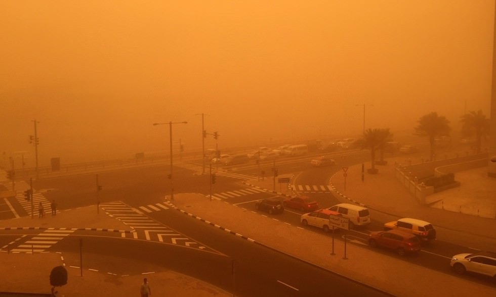 Tempesta di sabbia a Dubai, imponente spettacolo, visibilità a 50 metri