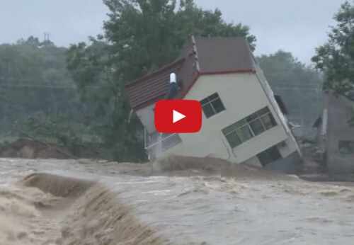 Alluvione in Cina: il video di una casa spazzata via dalla furia dell’acqua