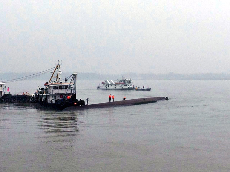 Traghetto affonda in Cina, forse a causa di un tornado: si teme una strage