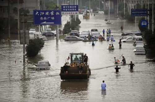 Sia a causa dell'uragano che dell'onda di tempesta, intere località sono finite sott'acqua