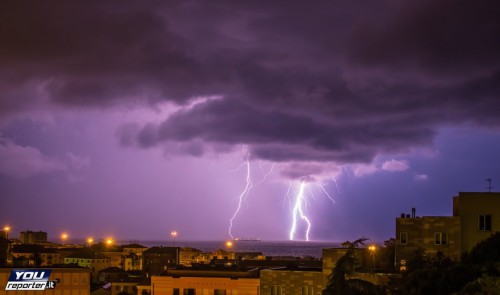 Nubifragio nella notte a Milano, tempesta di fulmini tra Liguria e Toscana, il video