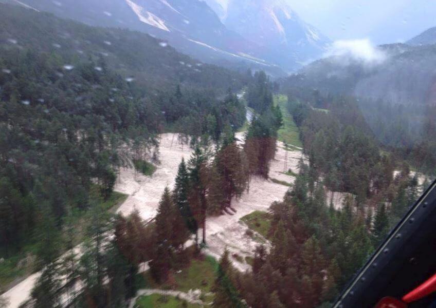 Frana a Cortina, colata di fango e ghiaia travolge due auto