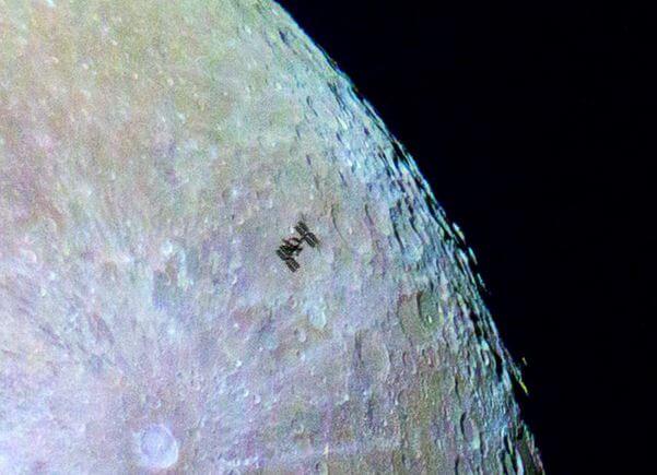 La Iss transita davanti alla Luna, immagini straordinarie