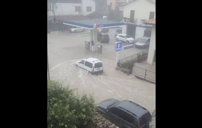 Maltempo Marche: alluvione lampo a Visso, strade come fiumi