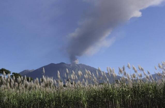 Eruzione vulcano Raung: 5 aeroporti chiusi, migliaia di passeggeri bloccati