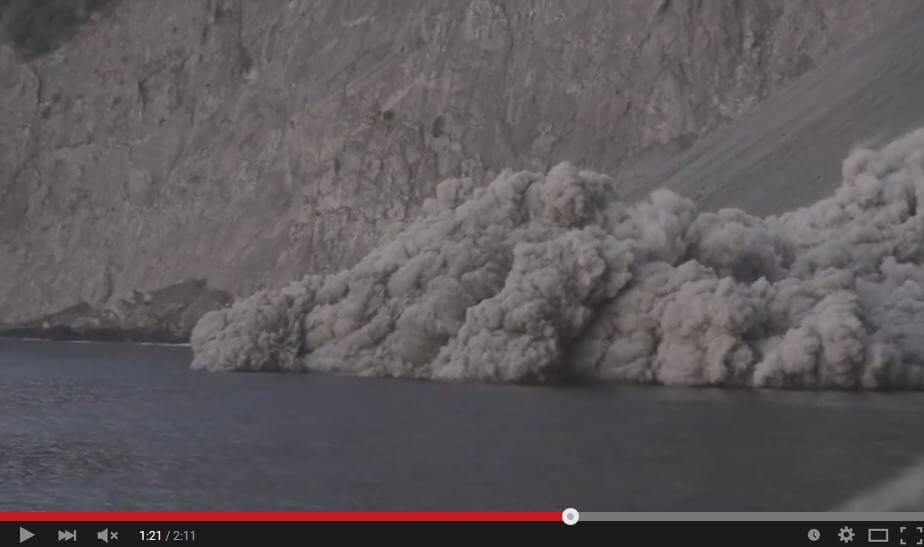 Eruzione vulcano Batu Tara, raro flusso piroclastico in mare