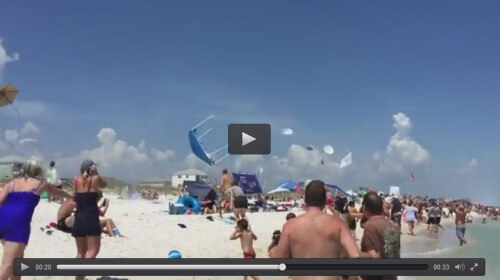 Jet acrobatici sollevano ombrelloni in spiaggia, il video