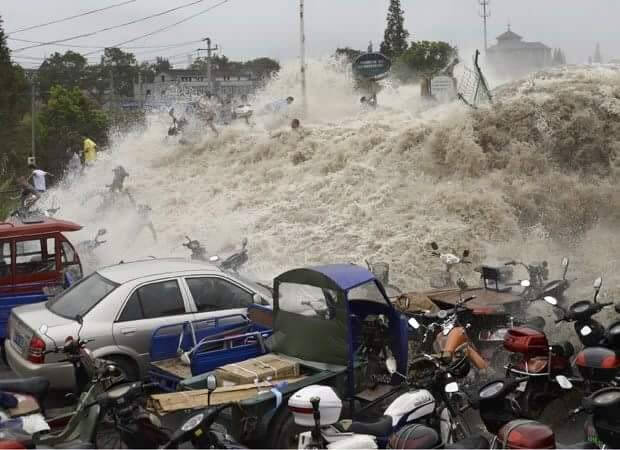 Tifone Chan-Hom sulla Cina, eccezionali immagini delle onde di tempesta a Nord di Shangai