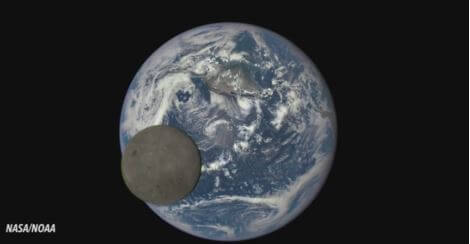 La faccia nascosta della Luna mentre ruota intorno alla Terra, immagini spettacolari