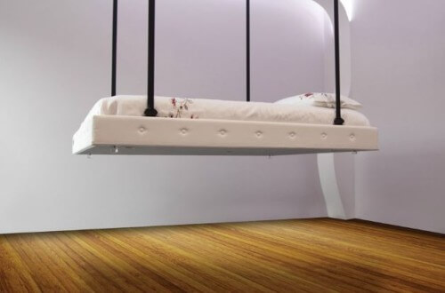 Il letto che scompare nel soffitto, soluzione salva spazio made in Italy