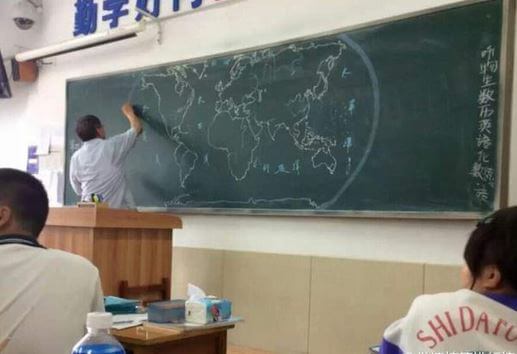 Professore disegna a memoria la mappa del mondo