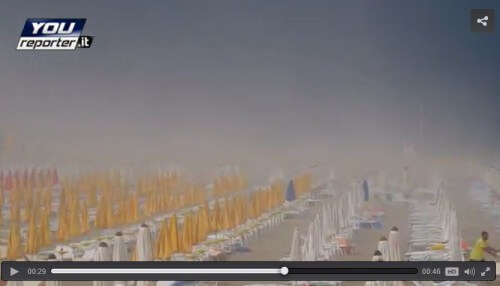 Tempesta di sabbia a Lignano a causa di un violento temporale, il video