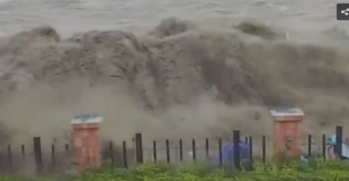 ﻿Onda anomala in Cina: colpito il litorale, motorini trascinati via
