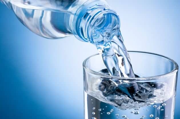 Bere mezzo litro d’acqua prima di mangiare come metodo dimagrante