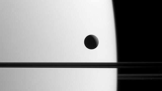Dione, il satellite di Saturno catturato da una foto di Cassini