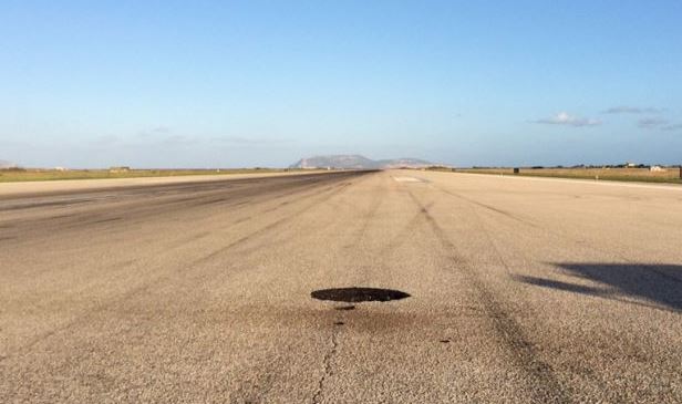 fulmine-colpisce-pista-aeroporto-1.jpg