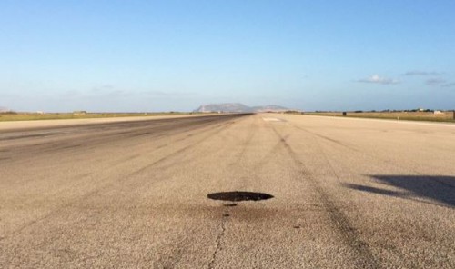 Fulmine in aeroporto a Trapani, cratere nell’asfalto