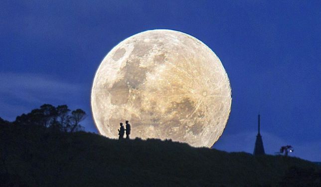 Stasera è la “Notte della Luna”, centinaia di eventi in tutto il mondo per osservare il satellite