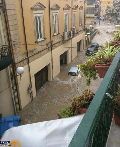Alluvione Sicilia, auto trascinate in mare a Giardini di Naxos, situazione difficile