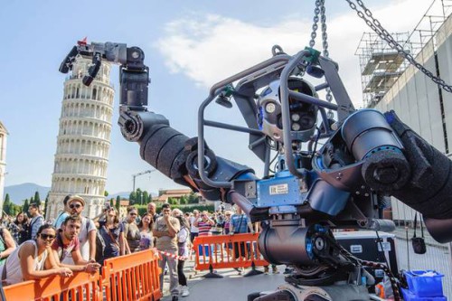 Walkman, il robot adulto ospite davanti alla Torre di Pisa