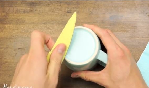 Strofina il coltello sul fondo della tazza, metodo per affilarlo