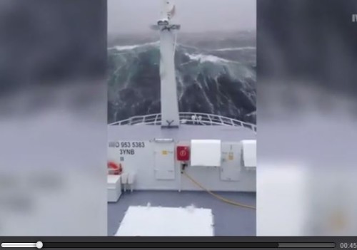 Mare in tempesta in Norvegia, peschereccio affronta onde alte 12 metri