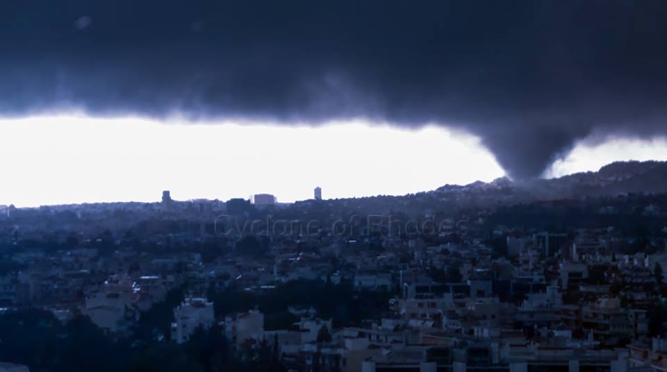 Tornado si abbatte su Atene, Grecia, ci sono danni