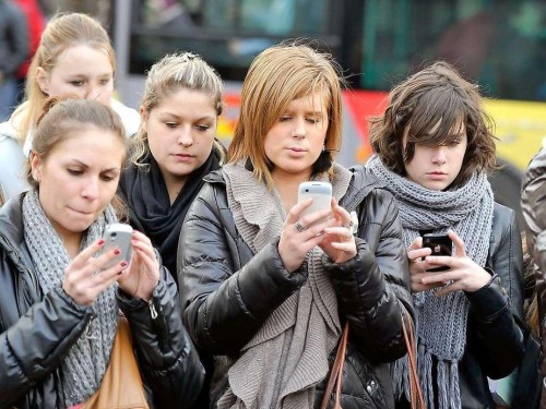I social non peggiorano gli adolescenti, i falsi miti su Facebook