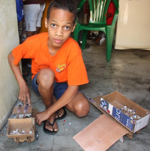 Jasuel Rivera, l’adolescente che costruisce macchine e giocattoli con materiali riciclati