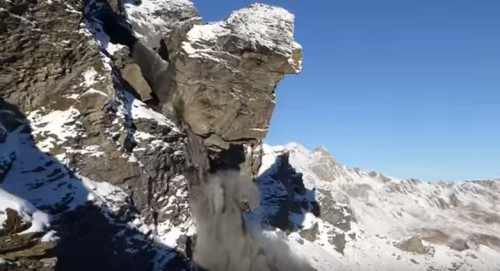 Enorme frana sul Mel de la Niva, Svizzera: crolla una parete di roccia alta decine di metri in diretta video