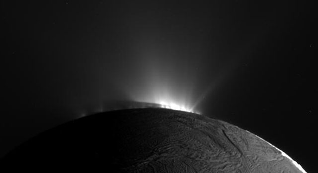 Encelado, Cassini si avvicina ai geyser