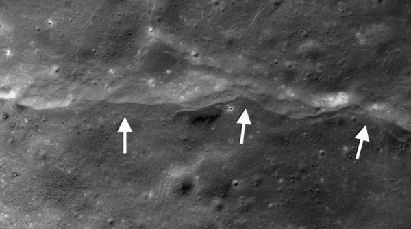 Luna, le spaccature sulla superficie provocate dalla gravità terrestre