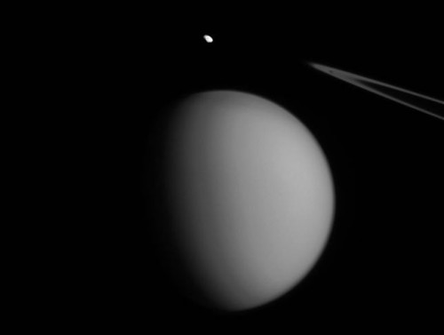 Ecco la foto di Pandora, un piccolo satellite di Saturno