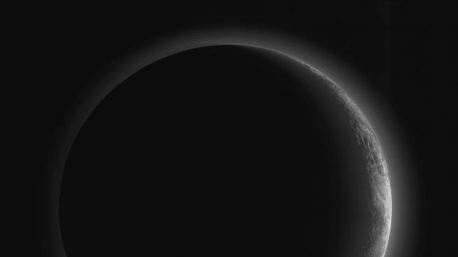 La prima foto di Plutone, con l’atmosfera in primo piano