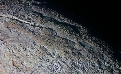 Plutone, le strane squame avvistate sulla superficie