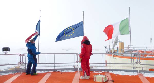 In Antartide bandiere a mezz’asta per le vittime degli attacchi terroristici di Parigi