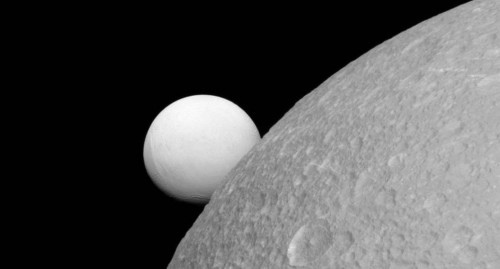 La luminosità di Encelado in un’immagine di Cassini