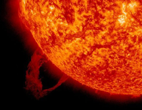 Eruzione solare, avvistato un filamento circolare nell’atmosfera del Sole