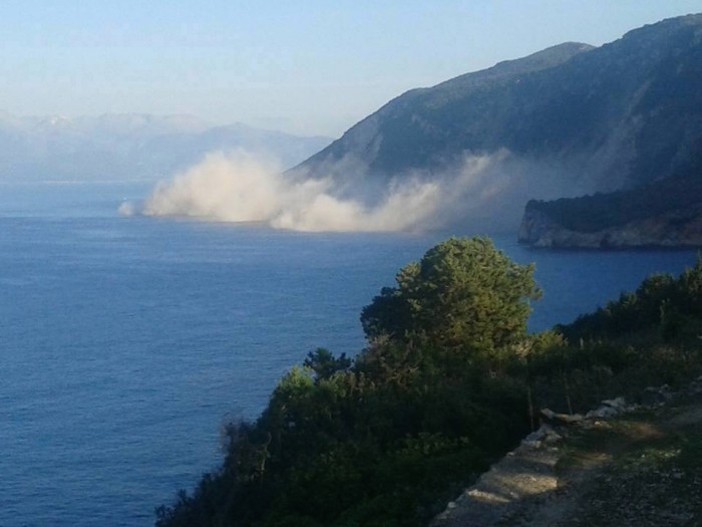 Terremoto Grecia, le frane sulla costa di Lefkada viste dal mare