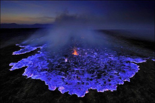 Indonesia, l’eruzione blu del vulcano Kawah Ijen