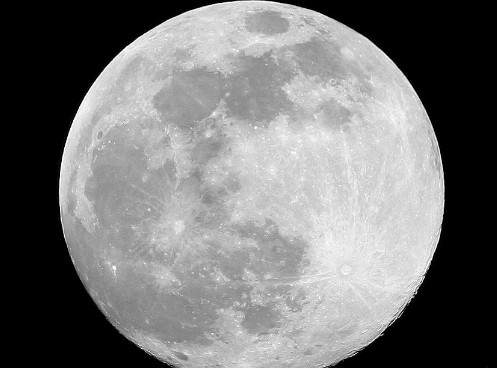 Le dimensioni della Luna stanno lentamente diminuendo