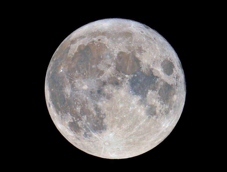Asse della Luna: è inclinato per colpa di un bombardamento di corpi celesti